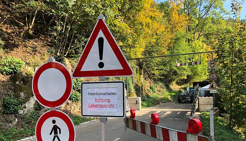 Die Straße durch das romantische Tal ist aus Sicherheitsgründen gesperrt. Die Straße durch das romantische Tal ist aus Sicherheitsgründen gesperrt.