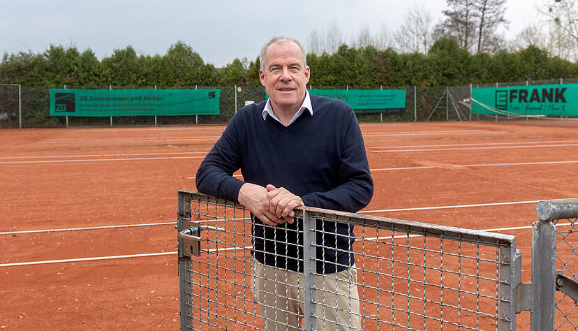 Heiko L&uuml;demann, Vorsitzender des TC Flein, steht am Eingang der beiden vorderen Tennispl&auml;tze, wo die Halle gebaut werden soll. Mitte M&auml;rz 2026 k&ouml;nnte sie nach seiner Einsch&auml;tzung fertig sein.