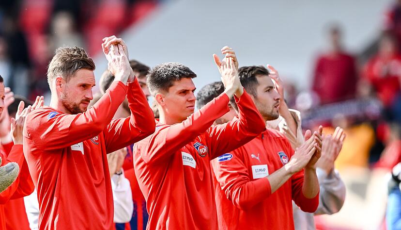 Patrick Mainka (l.) und die Heidenheimer k&auml;mpfen weiter gegen den Abstieg.