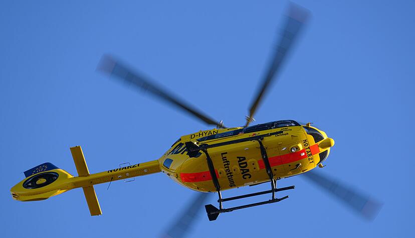Der Mann wurde in ein Krankenhaus geflogen, wo er nun seinen Verletzungen erlag. (Symbolbild)