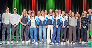 Eingerahmt von Stimme-Verleger Tilmann Distelbarth (links) und Chefredakteur und Fest-des-Sports-Moderator Uwe Ralf Heer (rechts hinten) posierten die besten Sportlerinnen und Sportler des Jahres 2025 auf der B&uuml;hne &bdquo;Unter der Pyramide&ldquo; der Kreissparkasse Heilbronn.