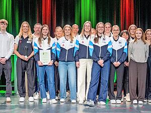 Eingerahmt von Stimme-Verleger Tilmann Distelbarth (links) und Chefredakteur und Fest-des-Sports-Moderator Uwe Ralf Heer (rechts hinten) posierten die besten Sportlerinnen und Sportler des Jahres 2025 auf der B&uuml;hne &bdquo;Unter der Pyramide&ldquo; der Kreissparkasse Heilbronn.