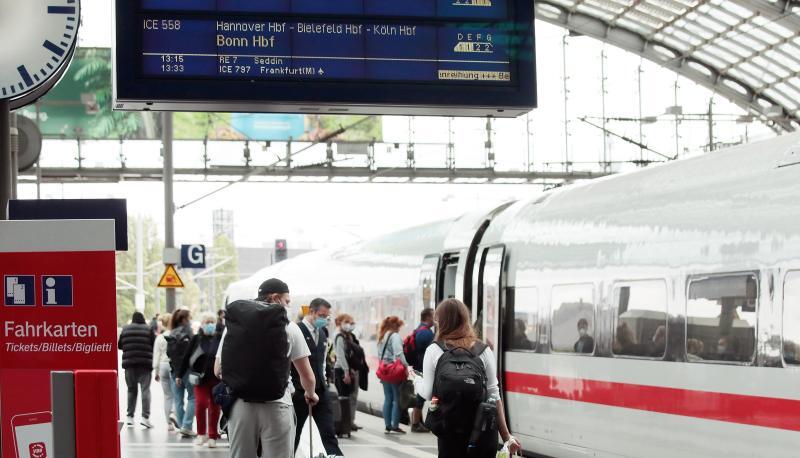 Geimpft, genesen oder getestet? Die Bahn kündigt 3G-Kontrollen im Fern- und Regionalverkehr an. Geimpft, genesen oder getestet? Die Bahn kündigt 3G-Kontrollen im Fern- und Regionalverkehr an.