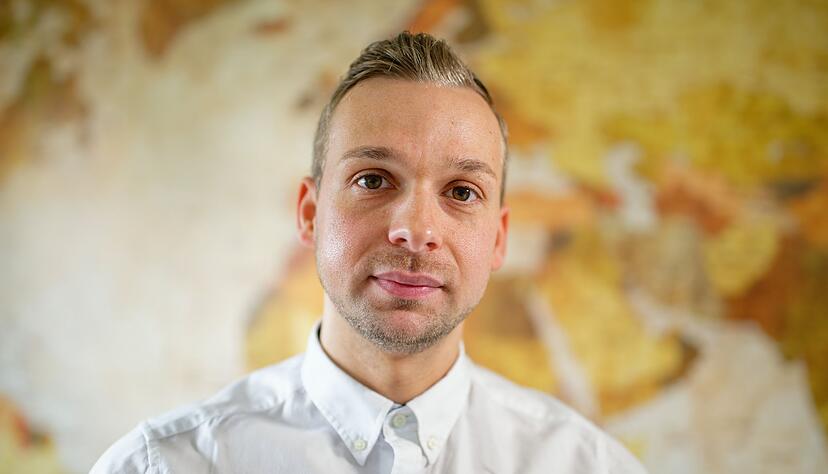 Der junge Mann arbeitet in einem Wissenschaftsverlag im Logistikbereich.