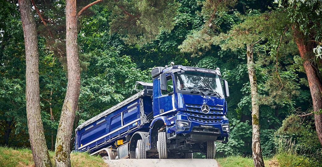 Über Hügel, Stock und Stein: Wer fernab gewöhnlicher Straßen Lasten bewegen will, greift zu Trucks wie dem Arocs 4151 von Mercedes.