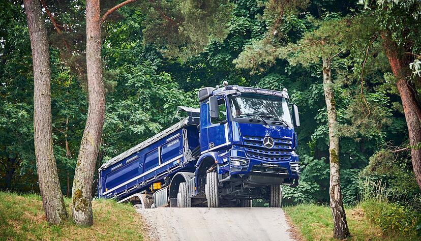 Über Hügel, Stock und Stein: Wer fernab gewöhnlicher Straßen Lasten bewegen will, greift zu Trucks wie dem Arocs 4151 von Mercedes. Über Hügel, Stock und Stein: Wer fernab gewöhnlicher Straßen Lasten bewegen will, greift zu Trucks wie dem Arocs 4151 von Mercedes.
