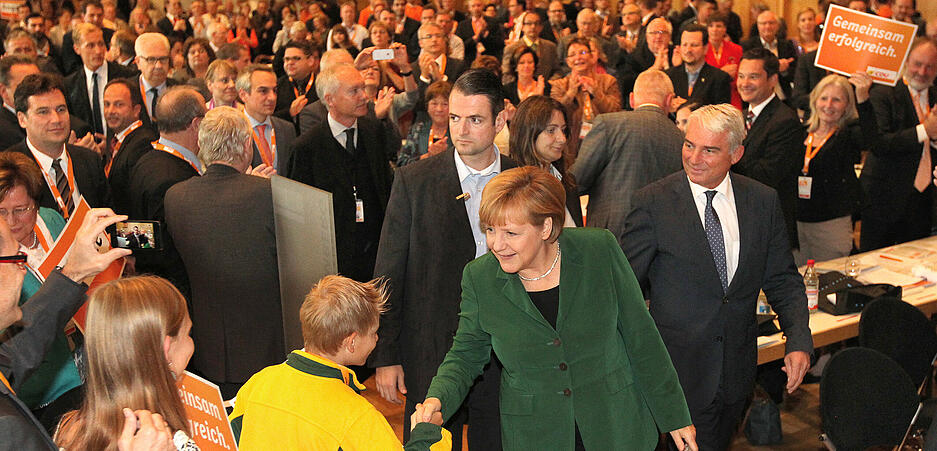 Händeschütteln und ein Bad in der Menge. Die Bundeskanzlerin kommt 2013 zum CDU-Landesparteitag in die Harmonie und wird dort begeistert empfangen.
