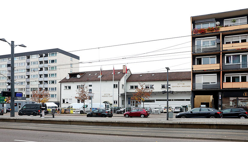 Das Ditib-Zentrum in der Weinsberger Straße in Heilbronn ist mittlerweile in einem schlechten baulichen Zustand. Jetzt ist der Weg für den Neubau frei. Das Ditib-Zentrum in der Weinsberger Straße in Heilbronn ist mittlerweile in einem schlechten baulichen Zustand. Jetzt ist der Weg für den Neubau frei.