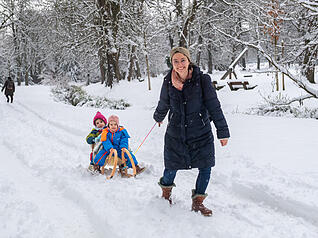 Mit einem Schlitten kommt man am Montag in Heilbronn stellenweise besser vom Fleck als mit dem Auto. Mit einem Schlitten kommt man am Montag in Heilbronn stellenweise besser vom Fleck als mit dem Auto.
