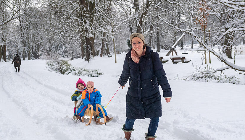 Mit einem Schlitten kommt man am Montag in Heilbronn stellenweise besser vom Fleck als mit dem Auto. Mit einem Schlitten kommt man am Montag in Heilbronn stellenweise besser vom Fleck als mit dem Auto.