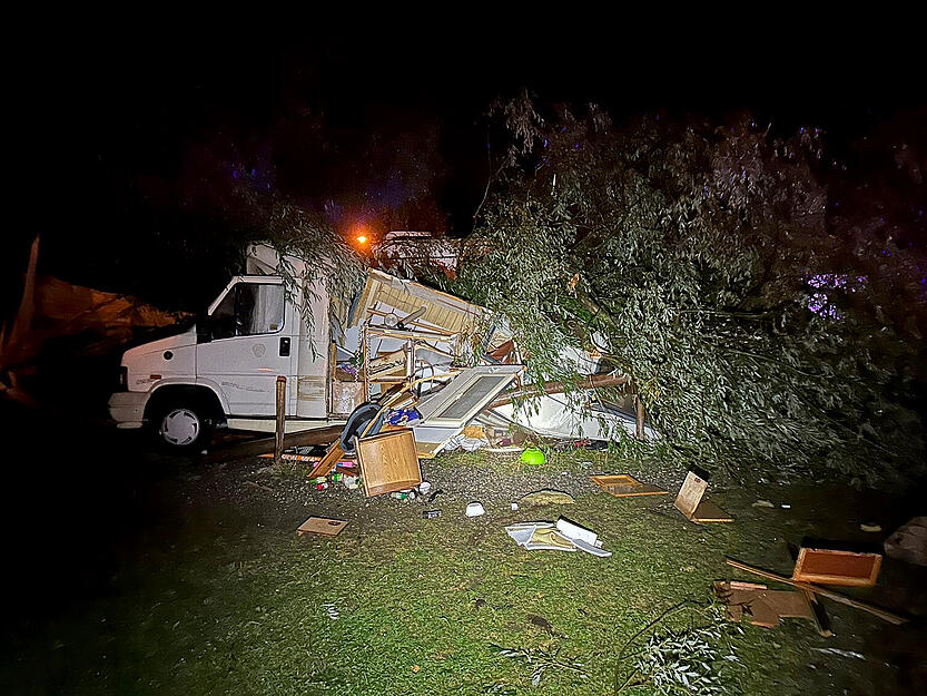 Ein umgestürzter Baum liegt auf einem Wohnmobil auf einem Campingplatz in Lindau. Ein umgestürzter Baum liegt auf einem Wohnmobil auf einem Campingplatz in Lindau.