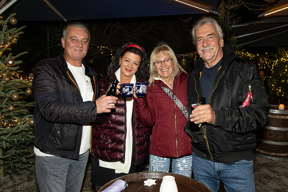 Besucher genießen ihren Glühwein am Trappensee Heilbronn in weihnachtlicher Kulisse. Besucher genießen ihren Glühwein am Trappensee Heilbronn in weihnachtlicher Kulisse.