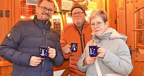 Patrick Pallmer (links) aus Bad Wimpfen und seine Eltern Jürgen und Petra aus Bautzen fühlen sich sicher auf dem Käthchen-Weihnachtsmarkt.
Foto: Stefanie Pfäffle
