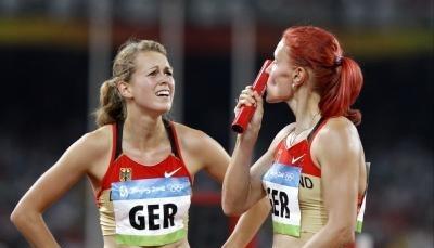 Jonna Valesca Tilgner (l) und Claudia Hoffmann feiern ihren Einzug ins Finale.