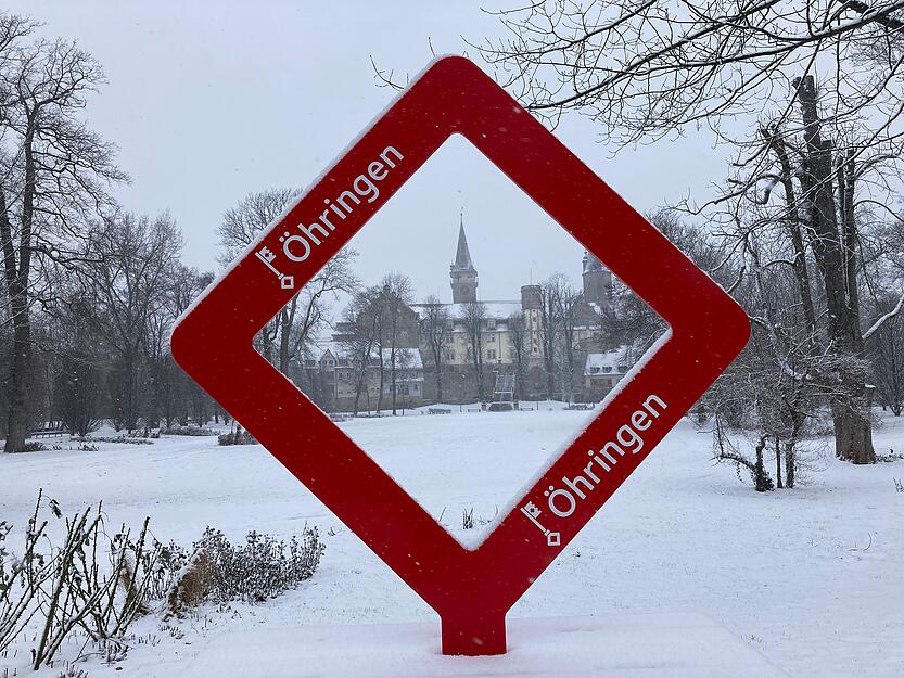 Rot und weiß, die Stadtfarben von Öhringen, kommen im eingeschneiten Hofgarten gut zur Geltung.