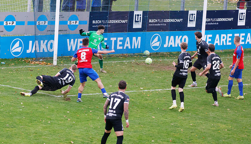Der Hollenbacher Felix Limbach (Nummer 8) erzielt den 3:2-Siegtreffer gegen den SSV Reutlingen. Der FSV drehte in den Schlussminuten noch einen 0:2-Rückstand.
Foto: Marc Schmerbeck Der Hollenbacher Felix Limbach (Nummer 8) erzielt den 3:2-Siegtreffer gegen den SSV Reutlingen. Der FSV drehte in den Schlussminuten noch einen 0:2-Rückstand.
Foto: Marc Schmerbeck
