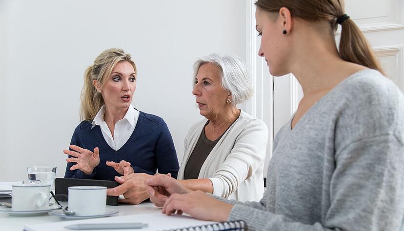 Wer eine Position im mittleren Management bekleidet, muss bei der Arbeit viele Interessen gleichzeitig berücksichtigen. Wer eine Position im mittleren Management bekleidet, muss bei der Arbeit viele Interessen gleichzeitig berücksichtigen.