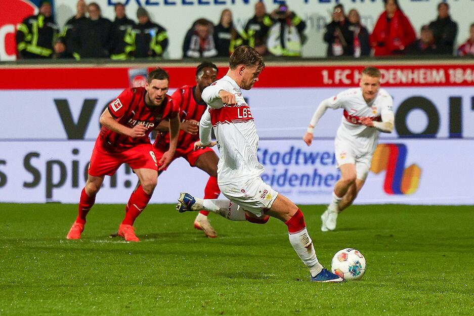 Maximilian Mittelstädt: Gute Laufwege offensiv, aber in der Abwehr zu wild im Strafraum an den Gegenspieler gegangen. Den Elfmeter verschuldet zum 1:2. Aber: Mittelstädt verwandelte auch den VfB-Elfmeter vor der Pause sicher zum 2:2. Bis auf den Elfmeter-Fehler aber stabil. Note: 3 Maximilian Mittelstädt: Gute Laufwege offensiv, aber in der Abwehr zu wild im Strafraum an den Gegenspieler gegangen. Den Elfmeter verschuldet zum 1:2. Aber: Mittelstädt verwandelte auch den VfB-Elfmeter vor der Pause sicher zum 2:2. Bis auf den Elfmeter-Fehler aber stabil. Note: 3