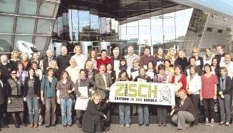 Gruppenbild vor dem Audi Forum: Zisch-Lehrer wurden bei der Auftaktveranstaltung in Neckarsulm zu dem Projekt begrüßt.Foto: Guido Sawatzki Gruppenbild vor dem Audi Forum: Zisch-Lehrer wurden bei der Auftaktveranstaltung in Neckarsulm zu dem Projekt begrüßt.Foto: Guido Sawatzki
