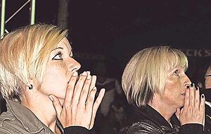 Im Emma senden die Fans kurz vor Abpfiff Sto&szlig;gebete los.
Fotos (2): Henry Doll