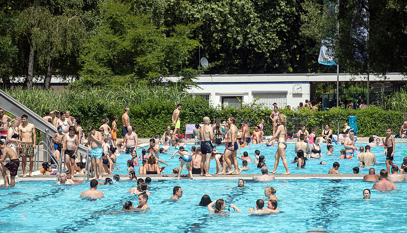 Mitte Juni herrschten Temperaturen bis zu 35 Grad. Viele Menschen suchten eine Abkühlung im Freibad - so wie hier in der Heilbronner Neckarhalde.