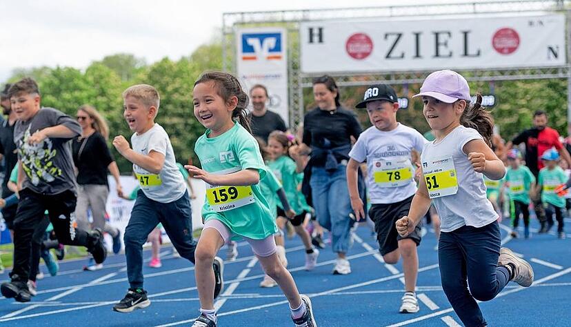 Auch die Kleinsten waren mit Feuereifer beim 400-Meter-Bambini-Lauf am Samstag im Frankenstadion am Start. Auch die Kleinsten waren mit Feuereifer beim 400-Meter-Bambini-Lauf am Samstag im Frankenstadion am Start.