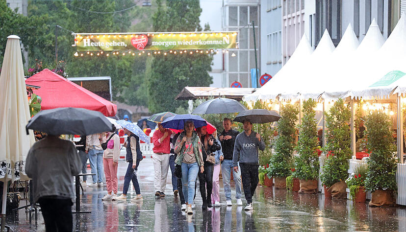 Bei Regen macht Feiern keinen Spaß: Weniger Besucher als erwartet kommen zum Weindorf. Bei Regen macht Feiern keinen Spaß: Weniger Besucher als erwartet kommen zum Weindorf.