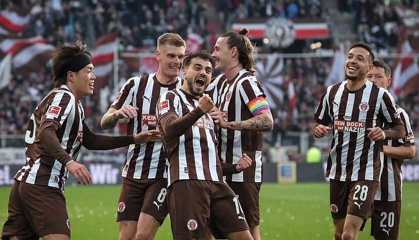 Umjubelter Torschütze: St. Paulis Danel Sinani (3.v.l.) nach seinem Tor zum 1:0 Umjubelter Torschütze: St. Paulis Danel Sinani (3.v.l.) nach seinem Tor zum 1:0
