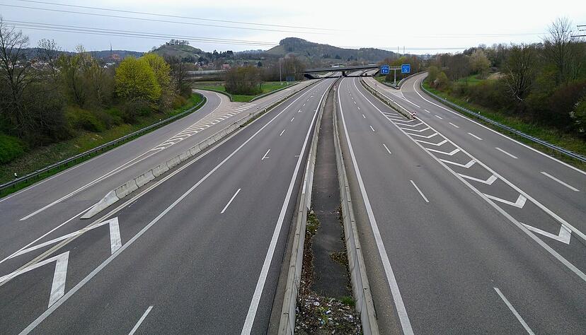 Das Foto von Gerhard Frisch zeigt das Autobahnkreuz Weinsberg am Sonntag 29. M&auml;rz. Der Weinsberger hat derart leere Stra&szlig;en nur zu Zeiten der &Ouml;lkrise und den damals autofreien Sonntagen erlebt.