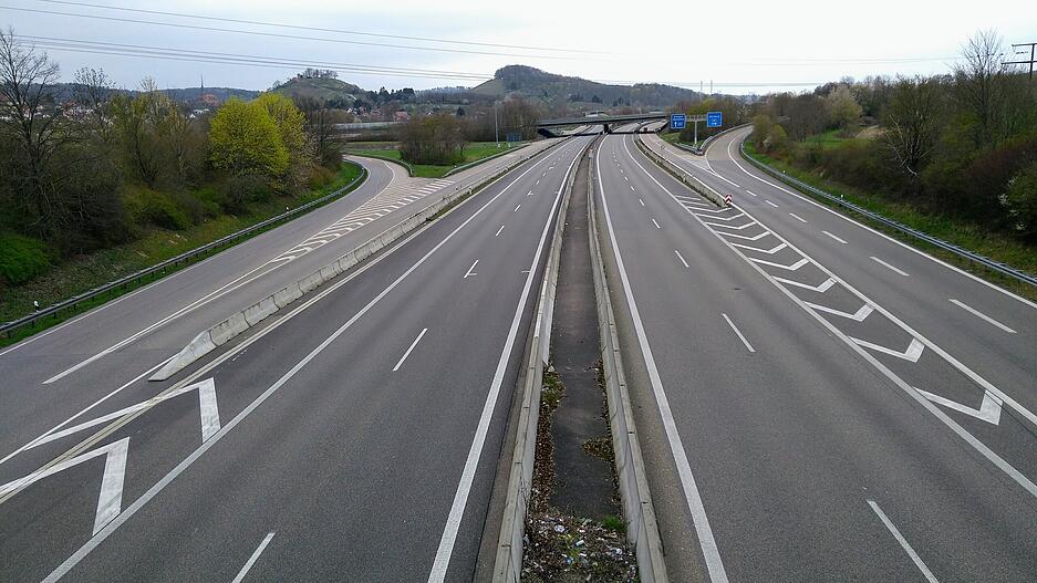 Das Foto von Gerhard Frisch zeigt das Autobahnkreuz Weinsberg am Sonntag 29. M&auml;rz. Der Weinsberger hat derart leere Stra&szlig;en nur zu Zeiten der &Ouml;lkrise und den damals autofreien Sonntagen erlebt.