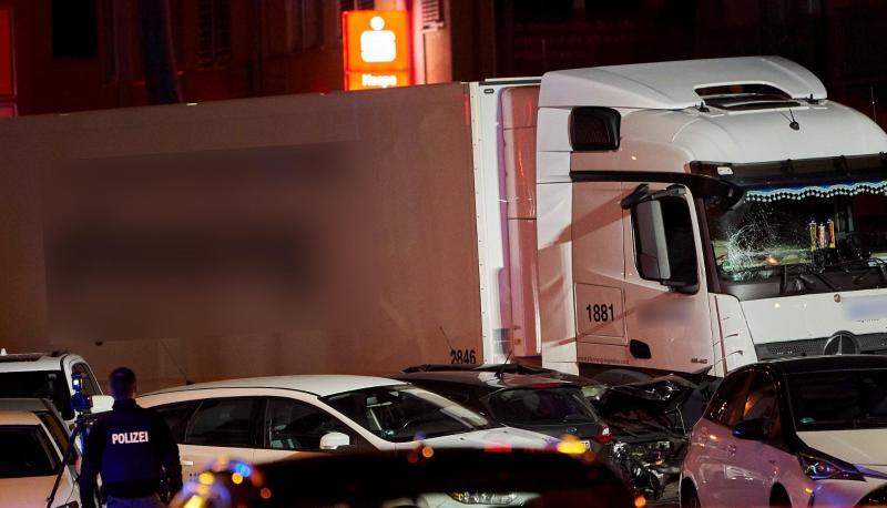 Ein Polizist dokumentiert im Oktober 2019 mit einer Kamera die von Scheinwerfern ausgeleuchtete Unfallstelle. Ein Polizist dokumentiert im Oktober 2019 mit einer Kamera die von Scheinwerfern ausgeleuchtete Unfallstelle.