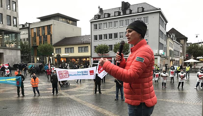 Hanna Binder, stellvertretende Verdi-Landesleiterin, bestärkt die Streikenden, für eine Lohnerhöhung zu kämpfen. Hanna Binder, stellvertretende Verdi-Landesleiterin, bestärkt die Streikenden, für eine Lohnerhöhung zu kämpfen.
