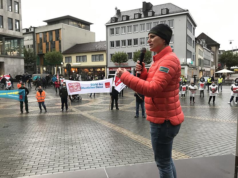 Hanna Binder, stellvertretende Verdi-Landesleiterin, bestärkt die Streikenden, für eine Lohnerhöhung zu kämpfen.