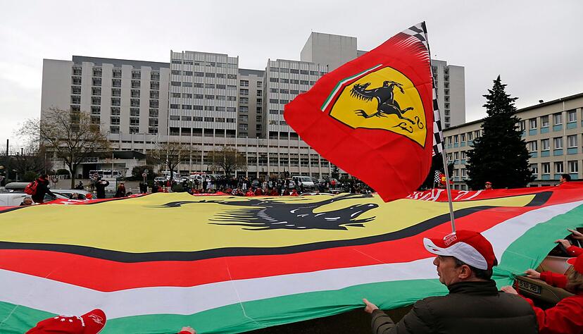 Eine riesige Ferrari-Flagge wurde an Michael Schumachers 45. Geburtstag am 3. Januar 2014 vor dem Universitätskrankenhaus in Grenoble entrollt.