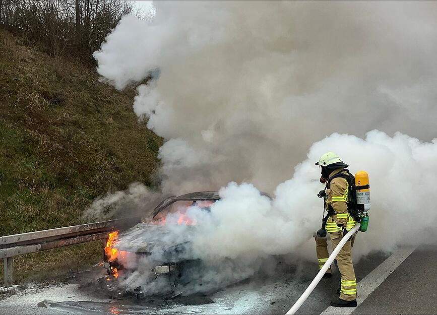 Der Opel brannte vollständig aus. Der Opel brannte vollständig aus.
