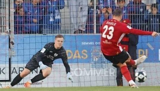 Gro&szlig;aspachs Top-Torj&auml;ger Fabian Eisele erzielt per Elfmeter das 2:0 und Freibergs Keeper Benedikt Grawe wird zum Ungl&uuml;cksraben.