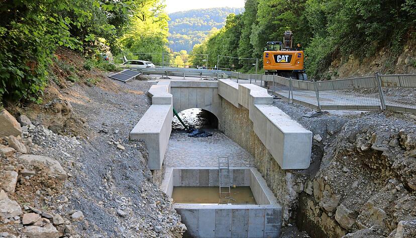 "Das Wasser können wir nicht aufhalten, das Geröll aber schon", weiß Frank Harsch. Genau dies wurde Braunsbach 2016 zum Verhängnis. Deshalb wird der Orlacher Bach mit mächtigen Bauwerken gesichert, die größere und kleinere Steine auffangen. "Das Wasser können wir nicht aufhalten, das Geröll aber schon", weiß Frank Harsch. Genau dies wurde Braunsbach 2016 zum Verhängnis. Deshalb wird der Orlacher Bach mit mächtigen Bauwerken gesichert, die größere und kleinere Steine auffangen.