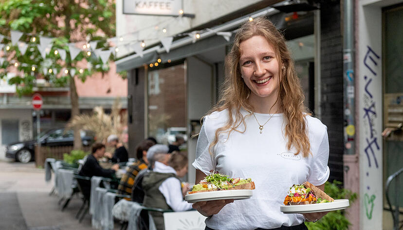 Servicekraft Nele Buchmann hat im „Erstmal Kaffee“ alle Hände voll zu tun: Wer hier am Wochenende frühstücken möchte, muss vorher einen Platz reservieren. Servicekraft Nele Buchmann hat im „Erstmal Kaffee“ alle Hände voll zu tun: Wer hier am Wochenende frühstücken möchte, muss vorher einen Platz reservieren.