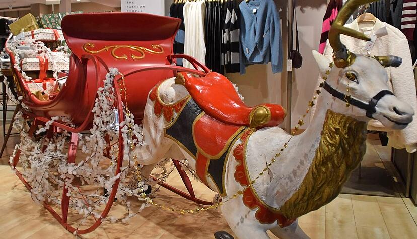 Der Schein tr&uuml;gt: Geschenke verteilt das Modehaus Frank keine, auch der Inhalt des Rentier-Schlittens ist nur Deko. Daf&uuml;r gibt es Rabatte auf Winterkleidung &ndash; nachdem das Weihnachtsgesch&auml;ft trotz Bef&uuml;rchtungen zufriedenstellend verlief.