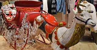 Der Schein tr&uuml;gt: Geschenke verteilt das Modehaus Frank keine, auch der Inhalt des Rentier-Schlittens ist nur Deko. Daf&uuml;r gibt es Rabatte auf Winterkleidung &ndash; nachdem das Weihnachtsgesch&auml;ft trotz Bef&uuml;rchtungen zufriedenstellend verlief.