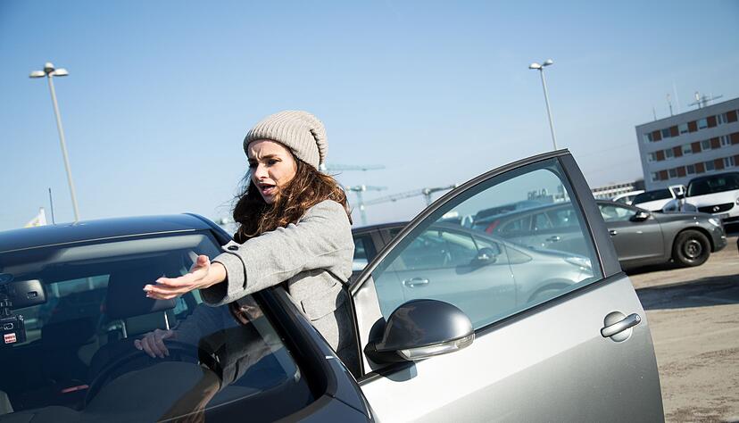 &laquo;Ey, geht's noch, warum fahren Sie einfach r&uuml;ckw&auml;rts raus?&raquo; Streitigkeiten nach Unf&auml;llen auf Supermarktparkpl&auml;tzen landen nicht selten vor Gericht.