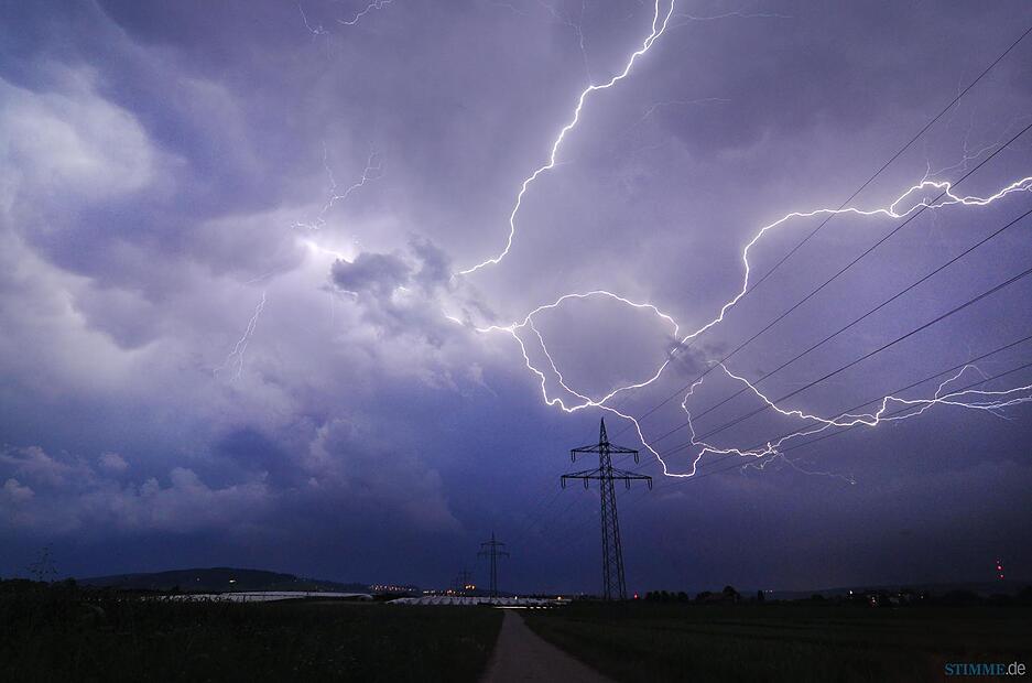 Blitze gehen am 24.06.2016 bei Stuttgart Sommerrain (Baden-W&uuml;rttemberg) nieder. Erneut wurde der S&uuml;dwesten Deutschlands besonders heftig von Unwettern getroffen. Foto: Andreas Rosar/dpa +++(c) dpa - Bildfunk+++ | Verwendung weltweit