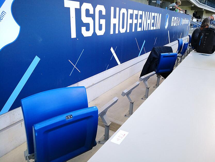 Auf der Pressetrib&uuml;ne sind Sitze abmontiert worden, damit die Abstandsgebote eingehalten werden.