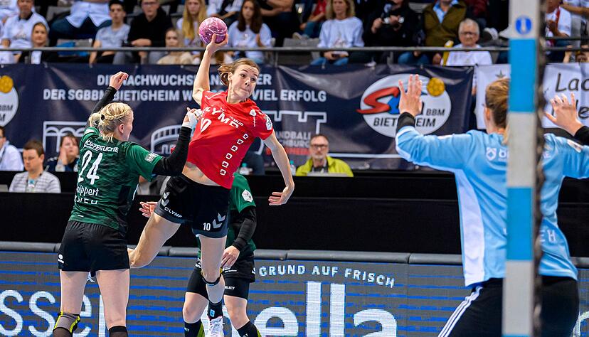 Luisa Knippert (l-r), Inger Smits und Torhueterin Julia Renner in Aktion. Luisa Knippert (l-r), Inger Smits und Torhueterin Julia Renner in Aktion.