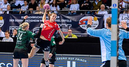 Luisa Knippert (l-r), Inger Smits und Torhueterin Julia Renner in Aktion. Luisa Knippert (l-r), Inger Smits und Torhueterin Julia Renner in Aktion.