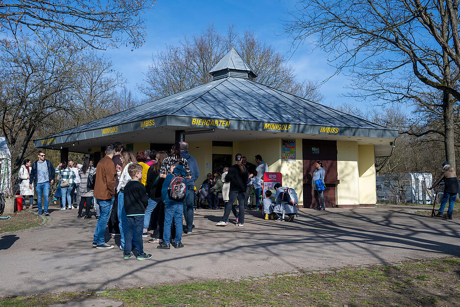 Am Biergarten-Kiosk im Wertwiesenpark herrschte am Sonntag Hochbetrieb.