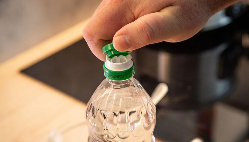 Mehr als ein Verschluss: Zieht man das Kunststoffsiegel der Flasche ab und dreht es um, kann es als Dosierhilfe dienen.