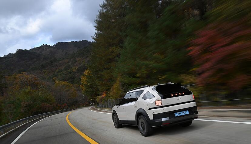 Langer Atem: Voll mit Wasserstoff gef&uuml;llt muss der Hyundai Nexo erst nach 826 Kilometern wieder an die H2-Zapfs&auml;ule.