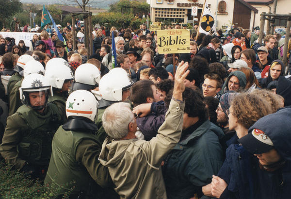 21.12.1996: Rund 1000 Teilnehmer der Bürgerinitiativen Mittlerer Neckar demonstrieren gegen den geplanten Transport zweier Castor-Behälter aus dem GKN Neckarwestheim ins Endlager Gorleben. Mit einem starken Aufgebot begleitet die Polizei den friedlichen Demonstrationszug.  Foto: HSt-Archiv