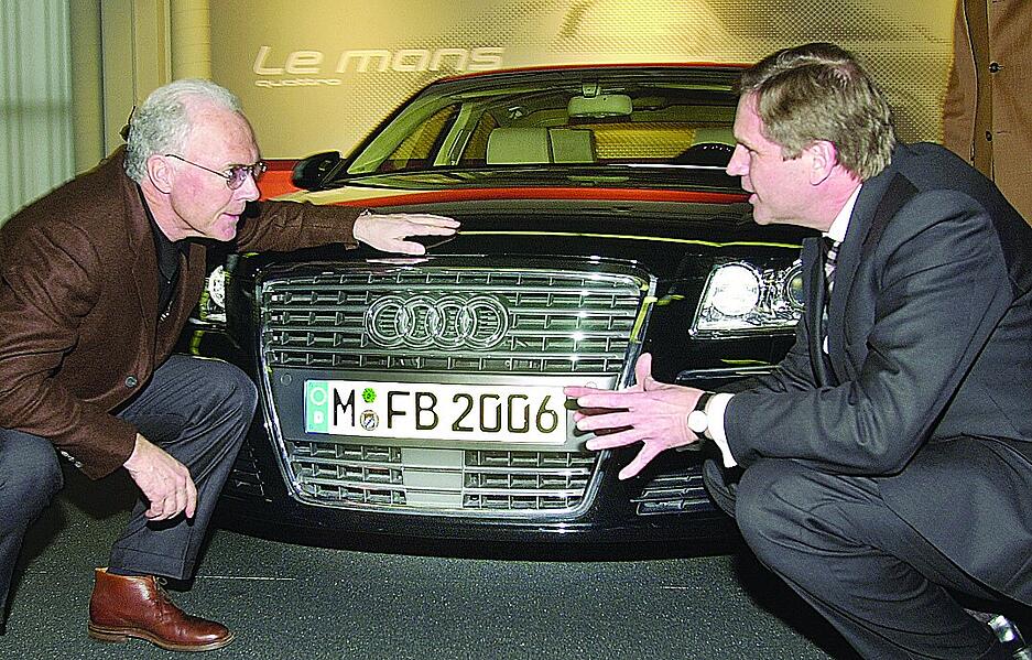 2004: Im Audi-Kundencenter am Produktionsstandort Neckarsulm nimmt Franz Beckenbauer seinen neuen A 8 in Empfang.